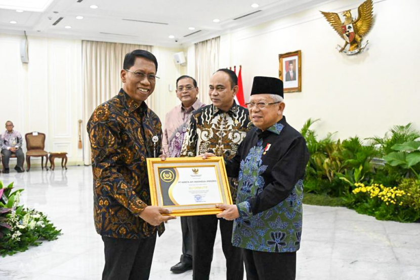 Wakil Presiden RI Ma'ruf Amin (kanan) menyerahkan Penghargaan Badan Publik Informastif dari Komisi Informasi Pusat RI kepada Dirut PT KAI Didiek Hartantyo di Istana Wakil Presiden RI, Jakarta Pusat, pada Selasa (19/12). (Foto: Humas PT KAI)