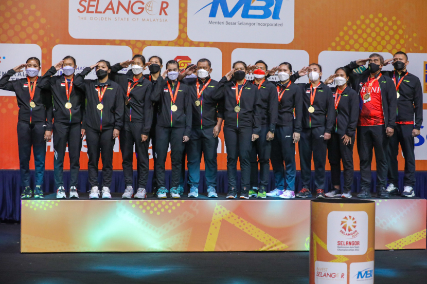 Tim Putri Indonesia berada di podium juara Kejuaraan Beregu Asia 2022