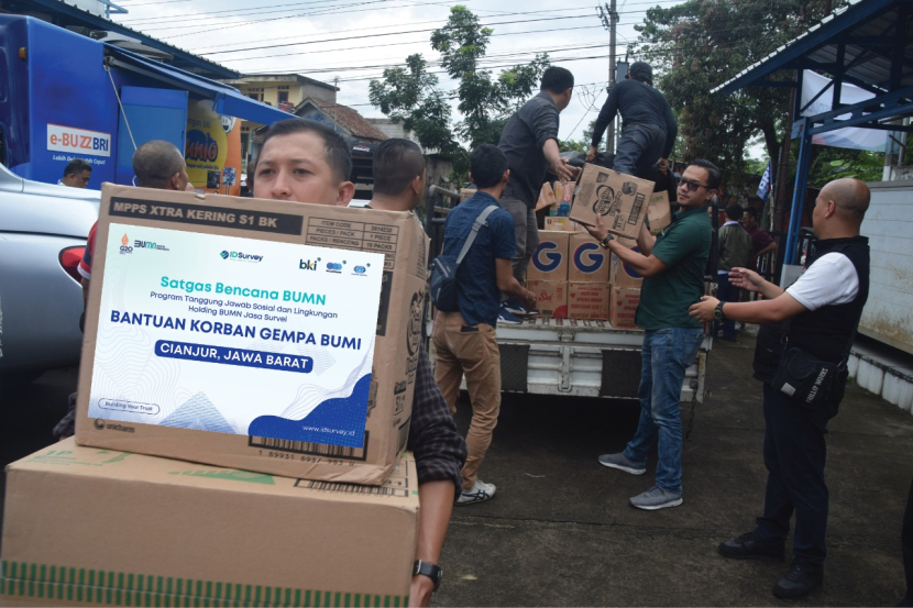 PT Surveyor Indonesia bersama Satgas Bencana BUMN menyalurkan bantuan untuk korban gempa Cianjur. (Foto: Dok PTSI)