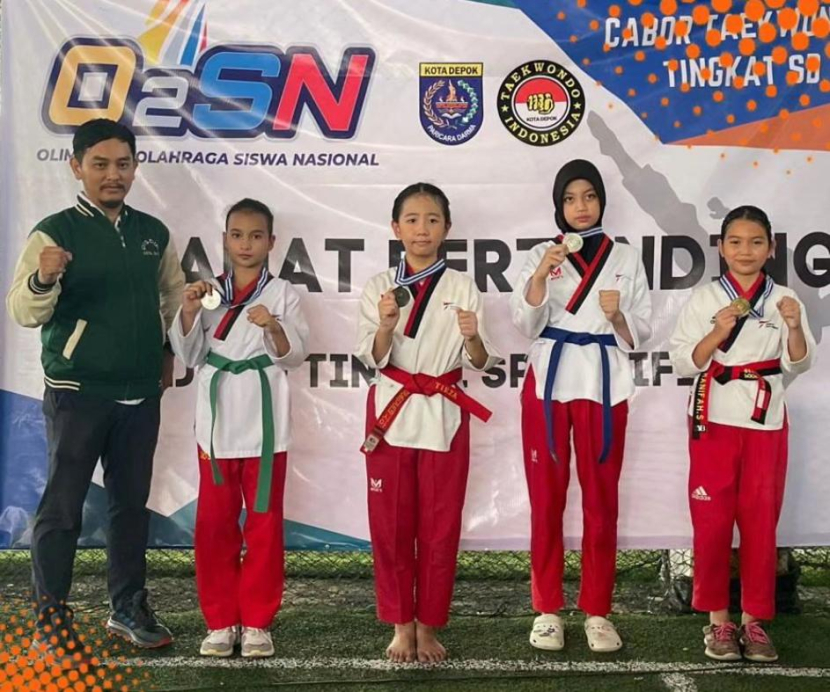 Hanifa Saliha (paling kanan), atlet taekwondo Kahiji dari SDN 1 Mampang Depok, saat penyerahan medali.