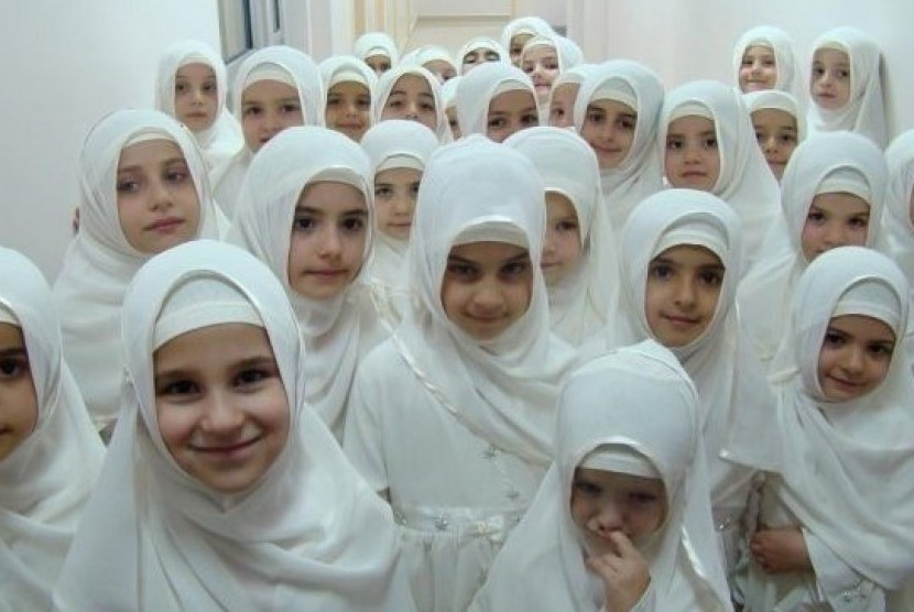 Anak perempuan berjilbab. Islam mewajibkan anak perempuan yang sudah melewati masa aqil baligh memakai jilbab. Foto: Dok Republika.