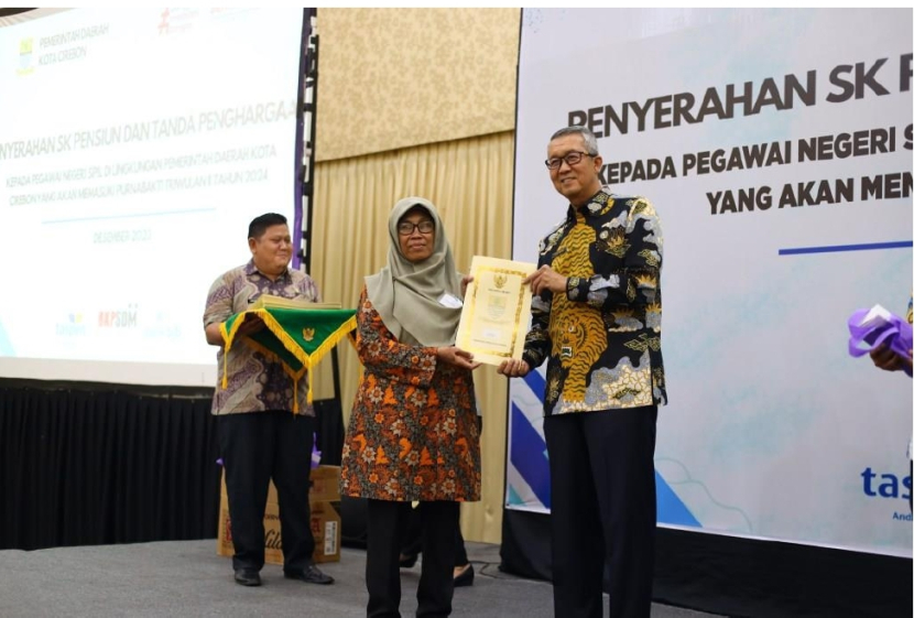 Pemkot Cirebon memberikan penghargaan bagi ASN jelang purna baikti. (Dok Diskominfo Kota Cirebon)