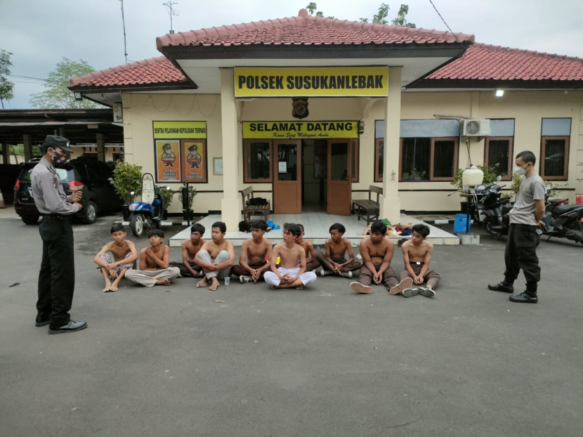 Pelajar diduga hendak tawuran diamankan di Mapolsek Susukanlebak. (Dok Humas Polresta Cirebon)