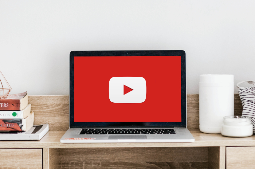 Logo Youtube di laptop.