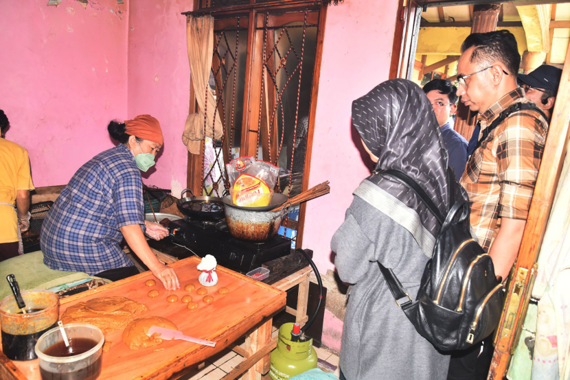 Sentra produsen makanan khas. Garut yang menggunkan minyak goreng dalam jumlah cukup besar dalam proses produksinya.