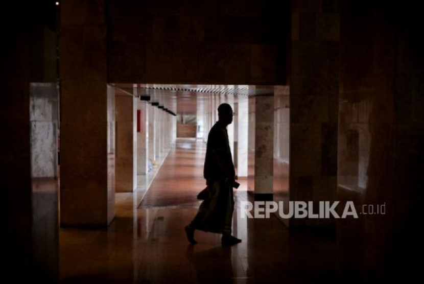 Jamaah beraktivitas saat menunggu waktu berbuka puasa di Masjid Istiqlal, Jakarta, Rabu (5/4/2023). Doa dan Niat Sholat Tahajud Dua Rakaat Beserta Arab, Latin, dan Terjemahan. Foto: Republika/Thoudy Badai