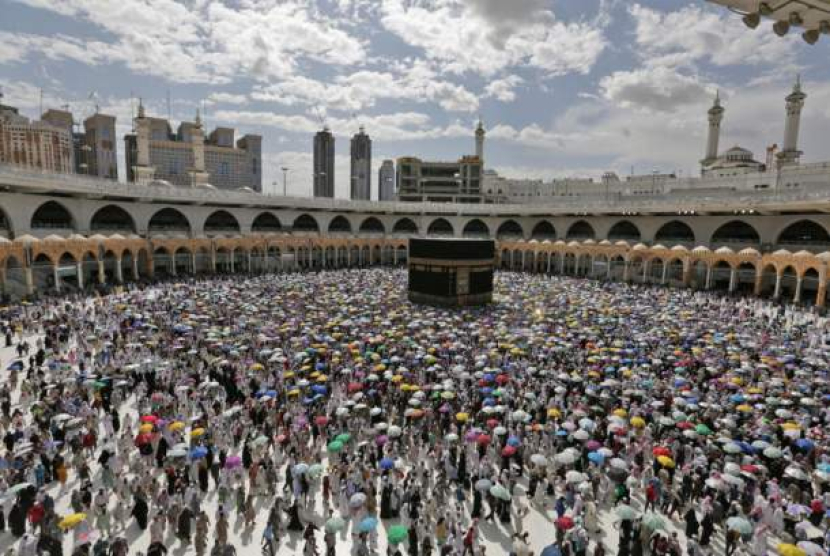 Umat Islam bertawaf mengelilingi Ka'bah. (EPA)