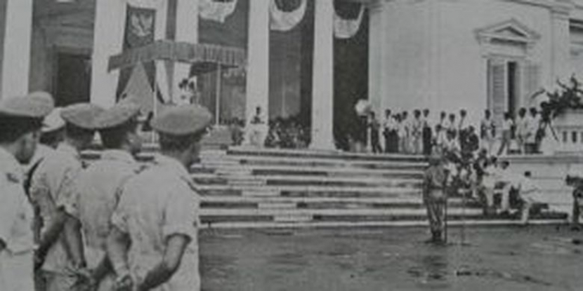 Presiden Soekarno membacakan dekrit Presiden 5 Juli 1959. Isi dekrit adalah kembali ke UUD 1945 dengan menjadikan Piagam Jakarta sebagai jiwanya. Dekrit ini pertaruhan politik Soekarno karena di negara manapun dekirit berada di luar konstitusi. 