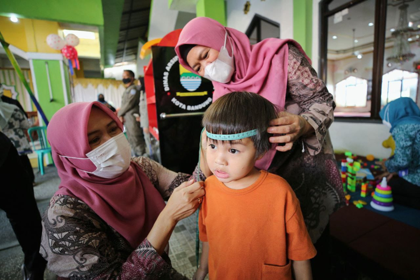 Petugas Posyandu memantau pertumbuhan seorang anak di Kota Bandung/Humas Pemkot Bandung