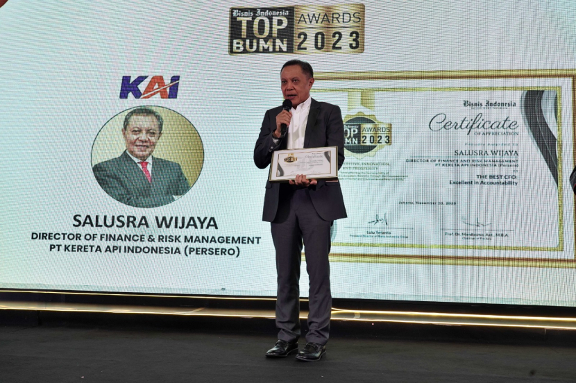 Direktur Keuangan dan Manajemen Risiko PT Kereta Api Indonesia (Persero) Salusra Wijaya mendapatkan penghargaan The Best CFO: Excellent in Accountability dalam ajang TOP BUMN Awards 2023, KAmis (30/11).