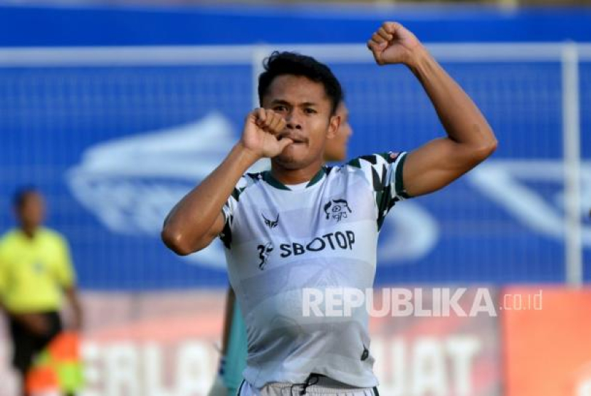 Persib Bandung resmi merekrut Dimas Drajad dengan masa kontrak tiga tahun ke depan. (Dok. Republika/Antara)