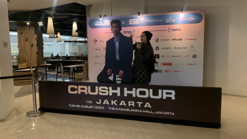 Penggemar berfoto dengan maskot Crush di konser Kokas, Jakarta. Dok: Fergi Nadira
