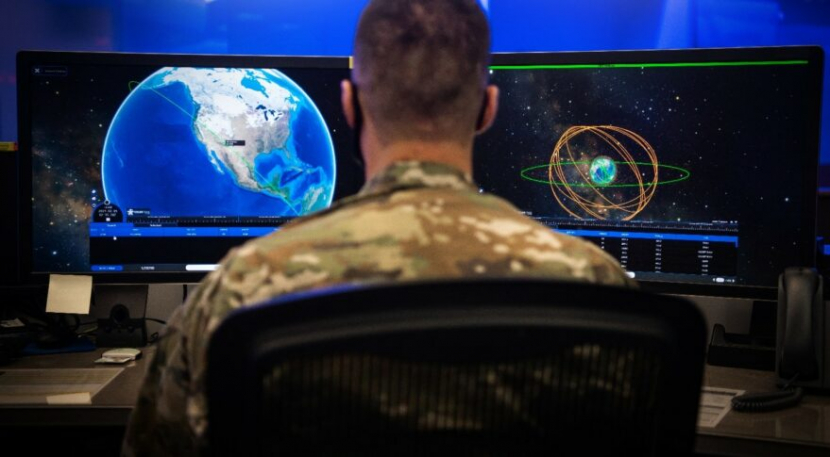 Operator di Pusat Pertahanan Luar Angkasa Nasional di Pangkalan Angkatan Luar Angkasa Schriever, Colorado, memantau objek luar angkasa untuk mengidentifikasi potensi ancaman. Foto: Angkatan Luar Angkasa AS