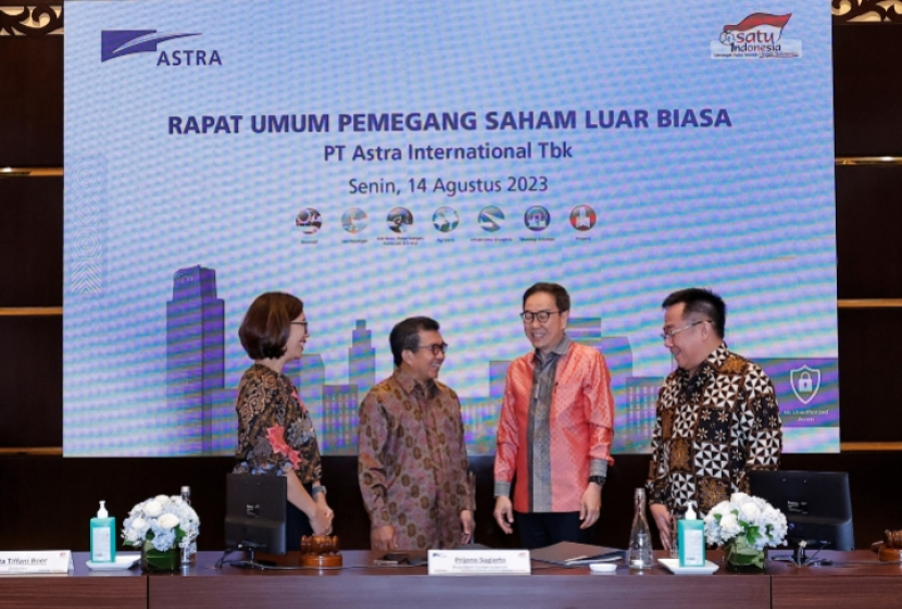 Presiden Komisaris Astra Prijono Sugiarto (kedua kanan), Komisaris Independen Astra Muliaman Darmansyah Hadad (kedua kiri), Presiden Direktur Astra Djony Bunarto Tjondro (kanan), Direktur Astra Gita Tiffany Boer (kiri), usai Rapat Umum Pemegang Saham Luar Biasa (RUPSLB) PT Astra International Tbk, Senin (14/8/2023) (foto: humas astra)