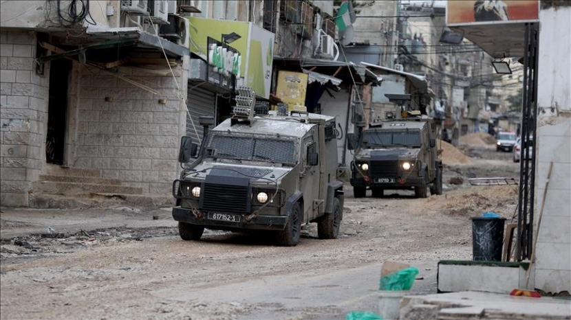 Kendaraan militer Israel memasuki wilayah pemukiman Palestina di Gaza yang kosong.(AA.com)