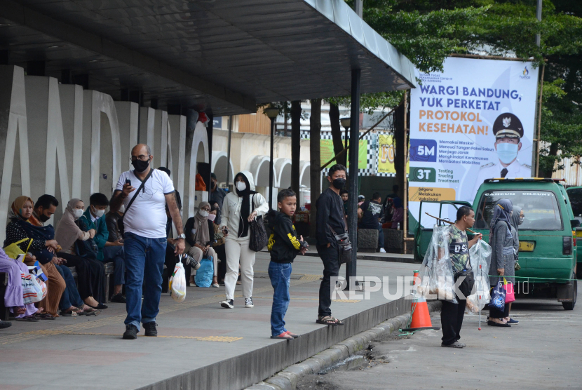 Spanduk imbauan pemerintah agar warga selalu menjaga prokes dipasang disejumlah titik keramaian di Kota Bandung, seperti di kawasan Alun-alun, Kamis (10/2/2022). Kota Bandung saat ini kembali masuk PPKM level 3 di tengah lonjakan Covid-19 varian Omicron. Sembilan Gejala Kamu Terinfeksi Omicron Meski Sudah Vaksinasi Lengkap. Foto: Republika/Edi Yusuf