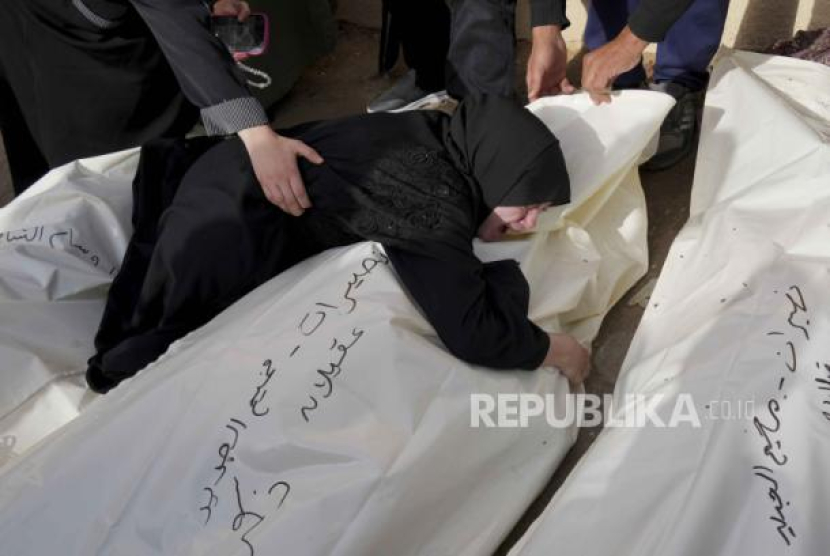 Warga Palestina berduka atas kematian kerabat mereka dalam pengeboman Israel di Rafah, Jalur Gaza. (AP Photo/Hatem Ali)