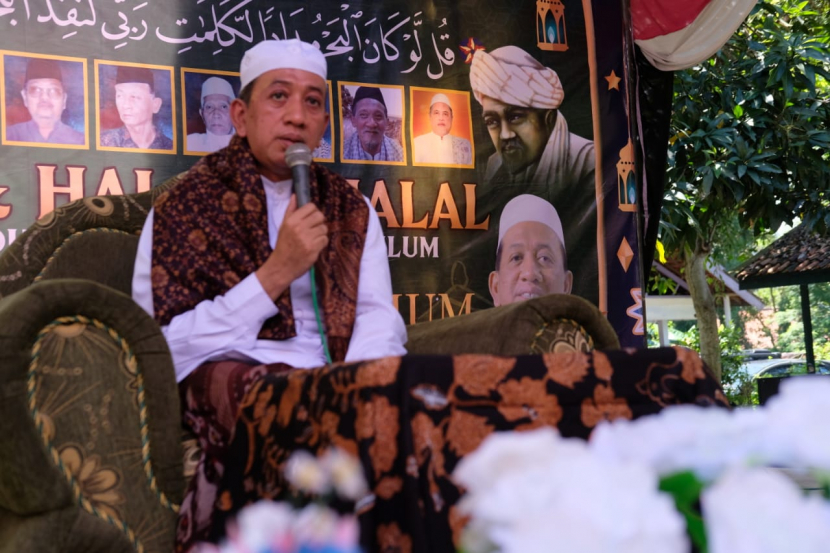 Keterangan: KH. Kholiq Hasan pada acara Halal bi Halal IKABU Madura.