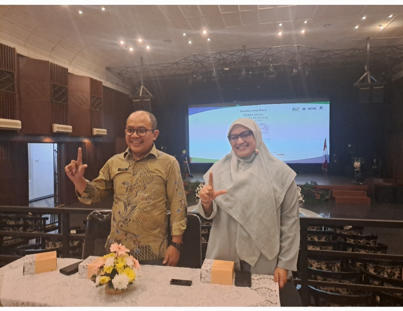 Pemimpin Redaksi Perpusnas Press, Edi Wiyono dan Penanggungjawab PWF Bandung, Anita Khairunnisa saat memberi penjelasan tentang PWF di Bandung