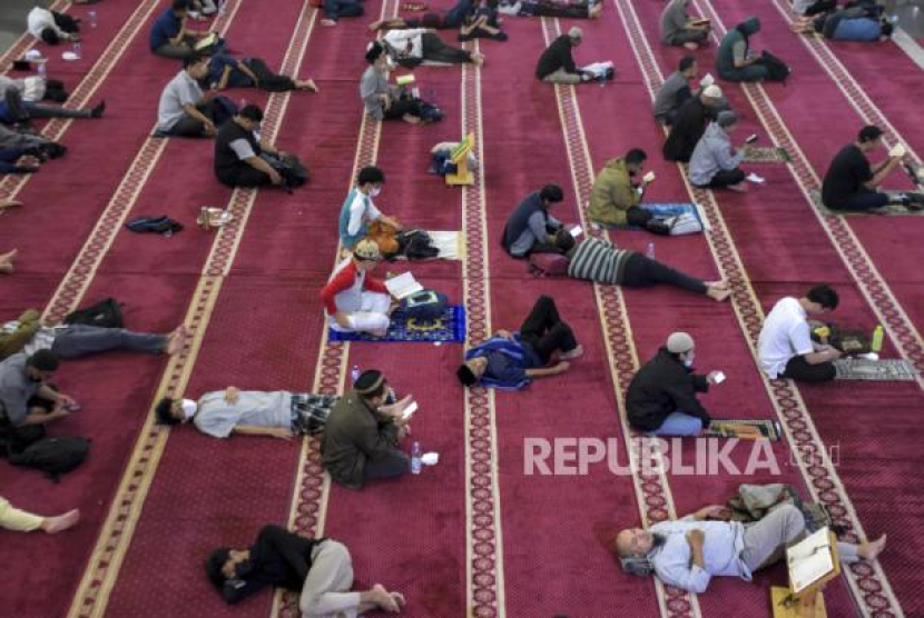 Umat muslim membaca Alquran (tadarus) saat beritikaf pada sepuluh malam terakhir Ramadhan 1443 H di Masjid Pusdai, Kota Bandung, Jumat (22/4/2022) malam. Foto: Republika/Abdan Syakura