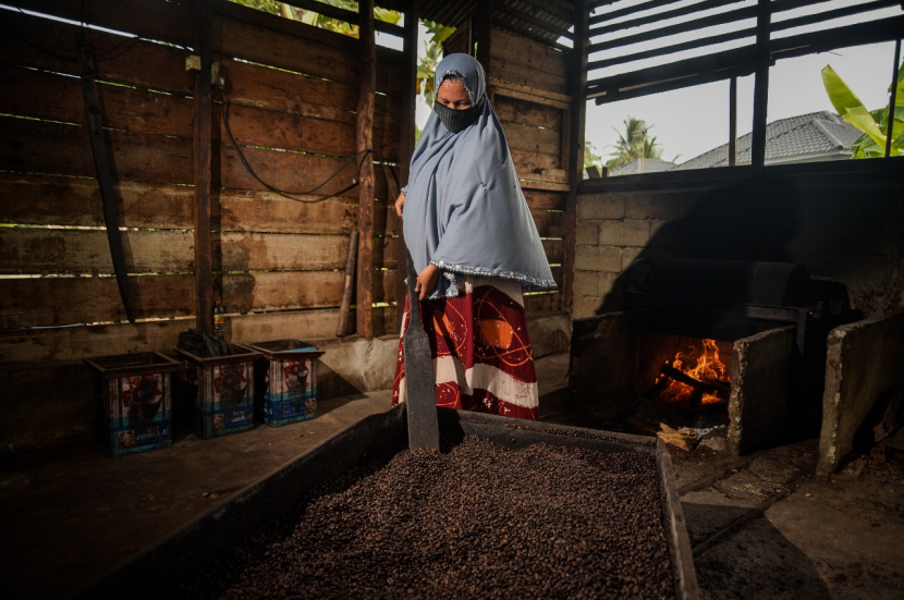 Proses penyangraian kopi secara tradisional di Aceh. (foto: Thoudy Badai)