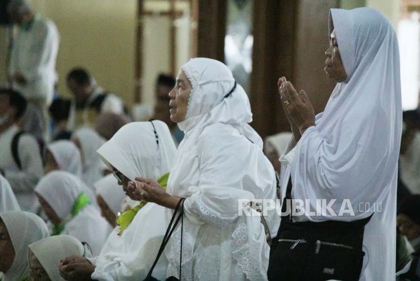 Ilustrasi jamaah haji Indonesia. KH Abdurrahman Wahid alias Gus Dur heran ketika jamaah haji mengira kuli angkut di Saudi yang bertengkar menggunakan bahasa Arab sedang berdoa. Foto: Republika