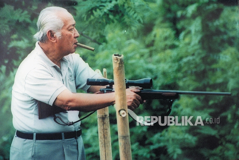 Presiden Soeharto pernah marah kepada wartawan ketika ditanya soal biaya perumahan yang dibangun sebuah yayasan yang dipimpinnya. Foto: Republika/Antara