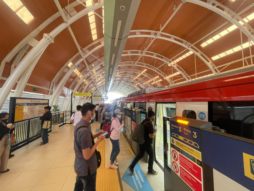 Antusiasme masyarakat dalam mencoba LRT Jabodebek sejak diresmikan oleh Presiden RI Joko Widodo cukup tinggi. (Foto: Humas PT KAI)