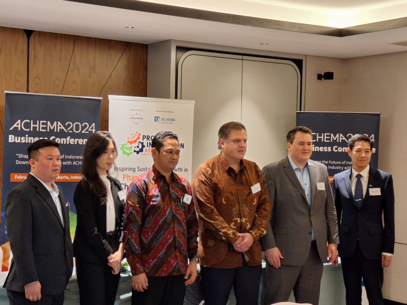 Shaw Tan (Senior Sales Manager Constellar), Gabrielle Glenda Yauwira (Business Development, Beckhoff Indonesia), Syahrohni Ahmad, Frank Malerius (German Trade and Invest), Andreas Konert (Head of Business Development & Sales, DECHEMA Austellungs-GmbH), dan Dr. Christofer Arisandy (President Director of BASF Indonesia) (dari kiri ke kanan). (Foto: ACHEMA)