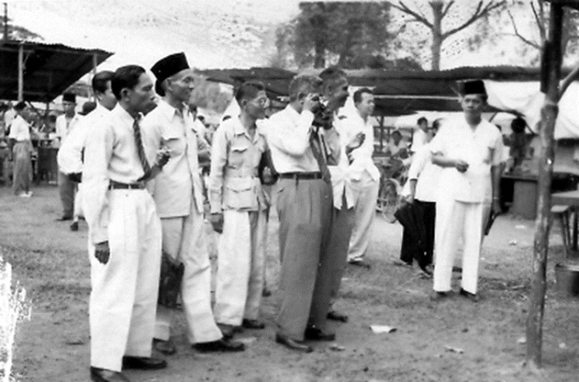Kepala Jawatan Sosial A. Malik Ahmad mendampingi Menteri Sosial Dr. Sjamsuddin yang berkunjung ke Payakumbuh tahun 1951.