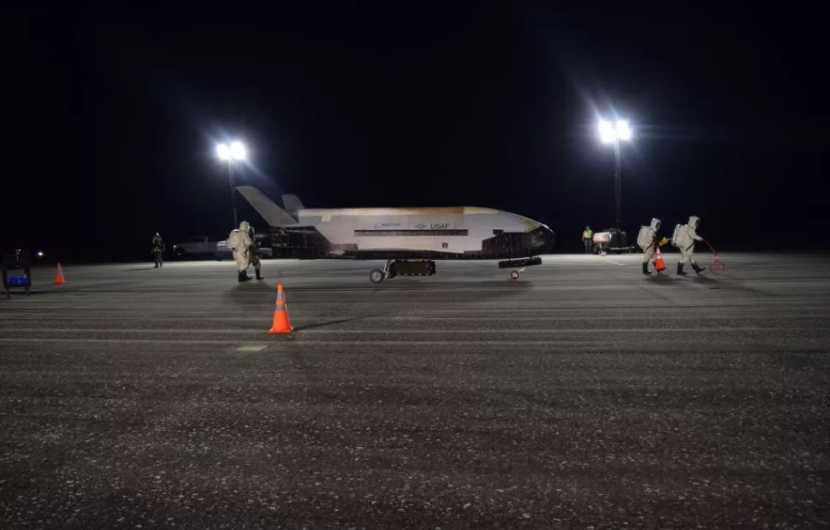 Pesawat ruang angkasa X-37B Angkatan Udara AS setelah mendarat di Fasilitas Pendaratan Shuttle Pusat Antariksa Kennedy NASA pada 27 Oktober 2019. Gambar: Angkatan Udara AS