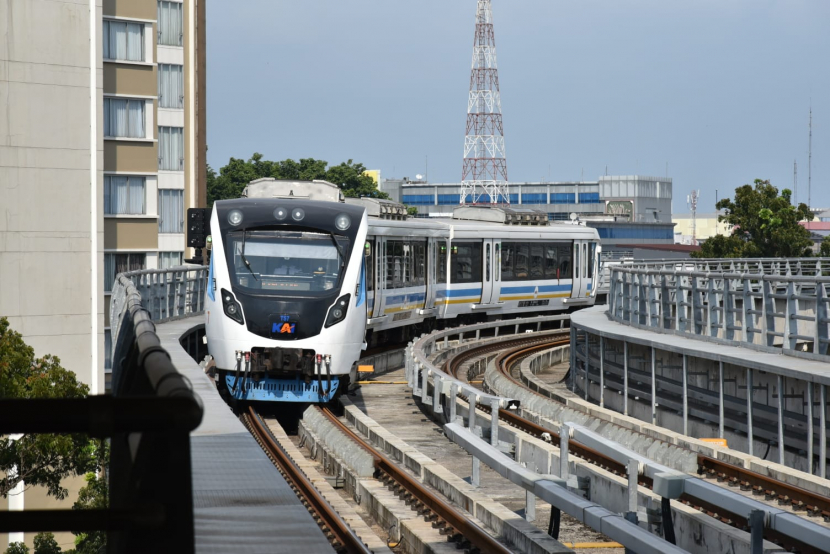 Kereta LRT Sumsel saat akan memasuki Stasiun Bumi Sriwijaya (Foto: Humas PT KAI).