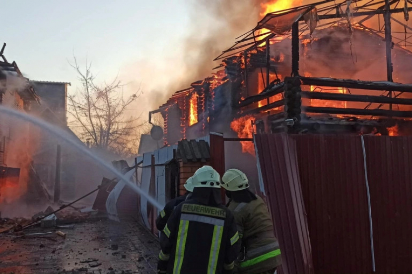 Petugas pemadam kebakaran bekerja di bangunan tempat tinggal yang rusak akibat penembakan, saat invasi Rusia ke Ukraina berlanjut [Layanan pers Layanan Darurat Negara Ukraina/Handout via Reuters]