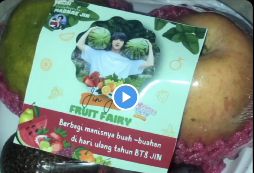 Berbagi buah di Ultah Jin. Dok: Madnae Jin