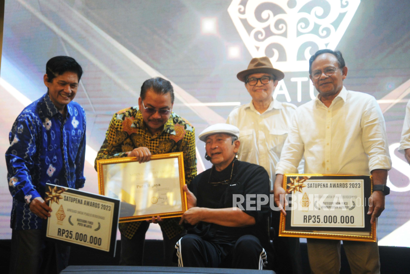 Ketua Umum Satu Pena Denny JA (kedua kiri) memberikan penghargaan dan hadiah kepada Putu Wijaya (tengah) dalam kategori Fiksi dan Komaruddin Hidayat (kanan) dalam kategori Non Fiksi Satu Pena Award 2023, Jakarta, Rabu (20/12/2023).  (FOTO : Dok.Republika)