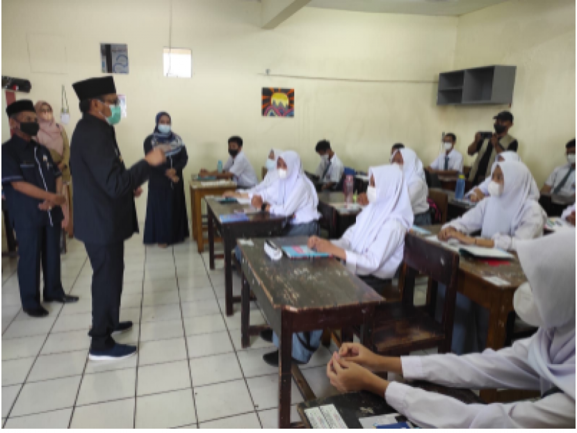 Wakil Wali Kota Depok memberikan arahan kepada para siswa kelas X MIPA 3 SMA Putra Bangsa (Foto by Aditya Karunia)