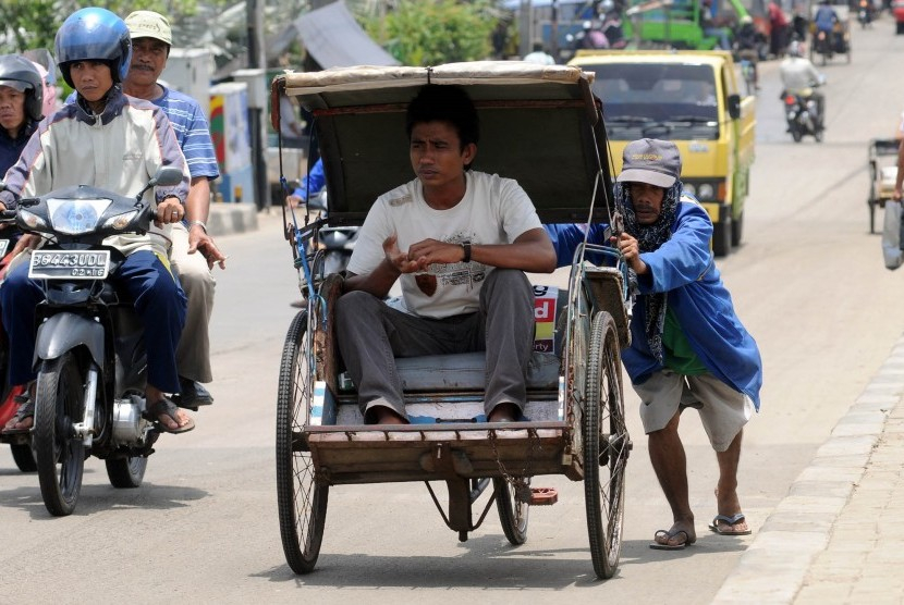 Becak. Presiden pertama RI, Soekarno sangat tak setuju dengan profesi tukang becak karena sebagai penghisapan manusia terhadap manusia. Foto: Republika.