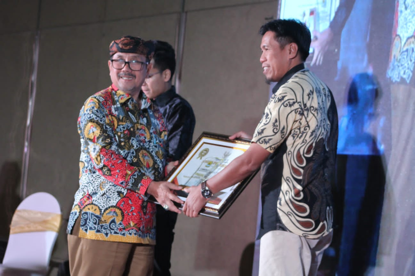 Pemkab Cirebon memberikan penghargaan dan apresiasi kepada wajib pajak teladan. (Dok Diskominfo Kabupaten Cirebon)