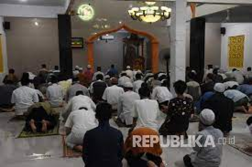 Keterangan: aktivitas shalat berjamaah di masjid