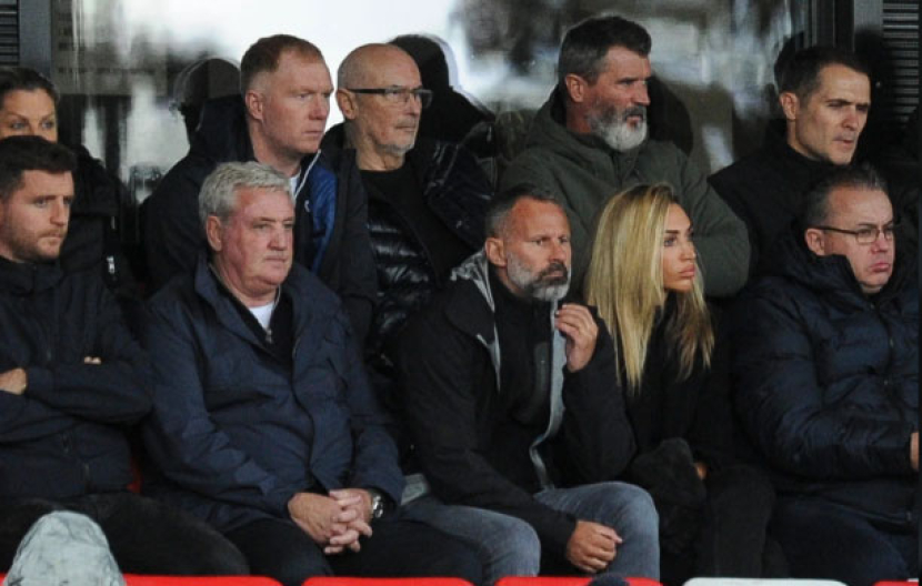 Ryan Giggs membawa pacar barunya Zara Charles untuk menonton Salford vs Bradford City