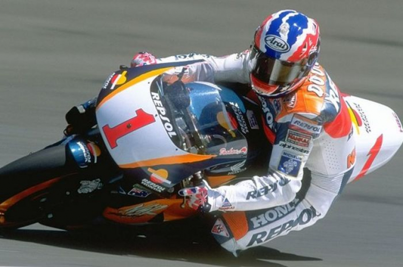 Pebalap GP 500 dari tim Repsol Honda, Michael Doohan, menggeber motornya di sebuah tikungan dalam gelaran GP Indonesia yang digelar di Sirkuit Sentul, Bogor, Ahad, 7 April 1996.