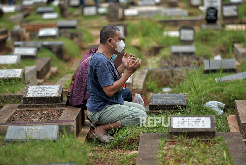 Hikmah ziarah kubur adalah mengingat kematian.