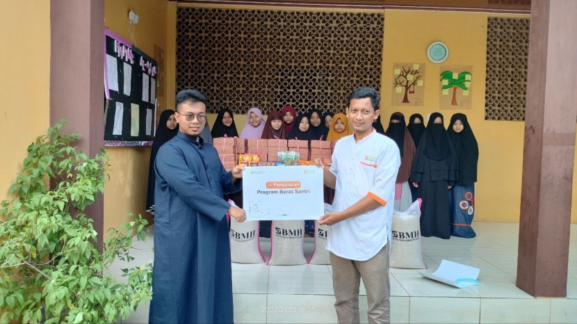 Laznas BMH mengirimkan bantuan logistik untuk santri di Pesantren Tahfidz Darul Hakam, Bekasi, Jumat (30/9/2022).
