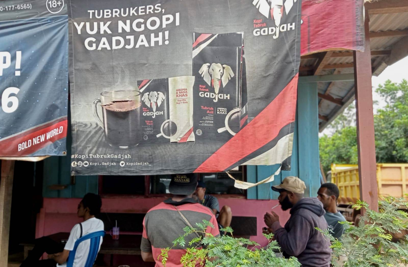 Ngopi pagi di pedalaman Papua Selatan, dalam perjalanan dari Merauke ke Boven Digoel.