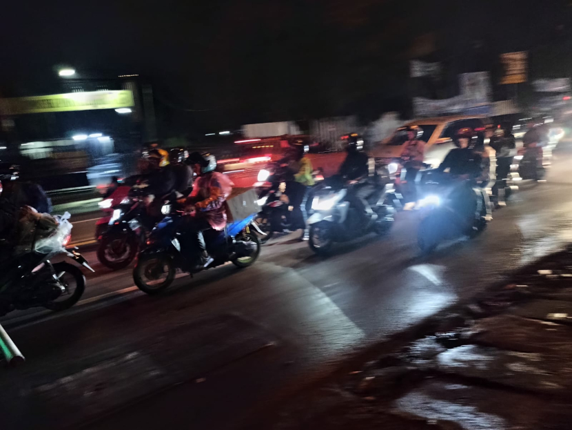 Pemudik bersepeda motor berbaur dengan pengendara sepeda motor setempat menambah padatnya kendaraan di Jl Raya Cibiru -Cileunyi - Rancaekek, Bandung, Ahad (7/4/2024). (Foto: Yogi Ardhi/Republika Network)