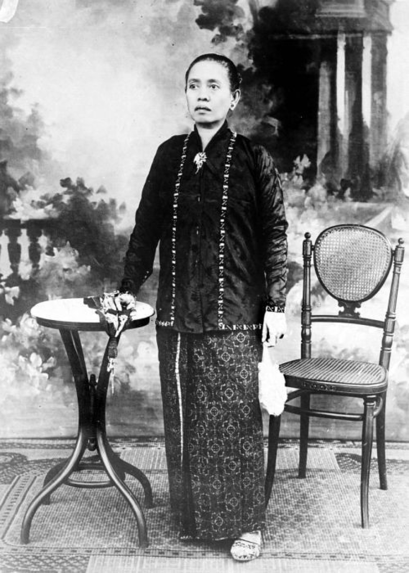 Istri Mangkunegara VI (Mangkunegara VI memerintah tahun 1896-1916) mengenakan kebaya berleher tinggi (foto: koleksi tropenmuseum)