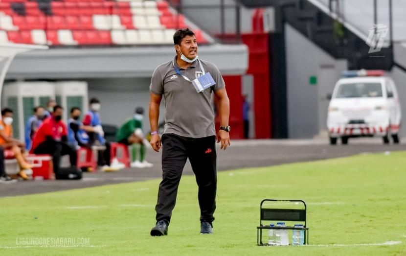 Pelatih Persita, Alfredo Vera. (https://ligaindonesiabaru.com)