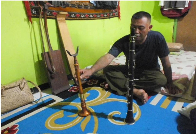 Abah Yayat memamerkan koleksi alat musik Sunda miliknya, yang biasa digunakan dalam pertunjukan seni tarawangsa (foto koleksi Tim UI)