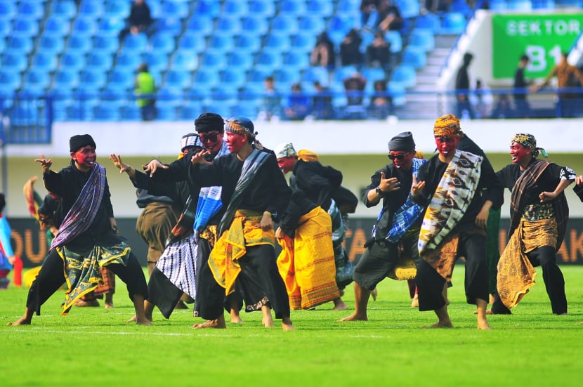 Penari karakter si Cepot memeriahkan upacara persemian Turnamen Piala Presiden 2024 di Stadion Si Jalak Harupat, Soreang, Kabupaten Bandung, Jumat (19/7/2024). (Foto: Yogi Ardhi/Republika Network) Nikon D3, Nikkor 300/2,8 ED MF