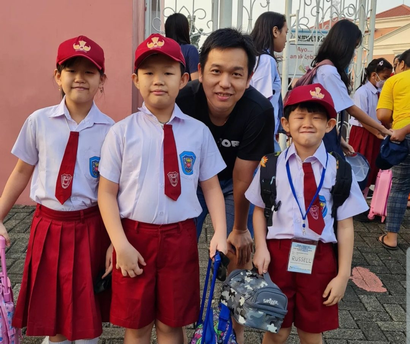 Pasangan senior Hendra Setiawan/Mohammad Ahsan mundur dari turnamen Korea Open 2023. Ternyata salah satu alasannya, Hendra ingin mengantar tiga anaknya sekolah di hari pertama.